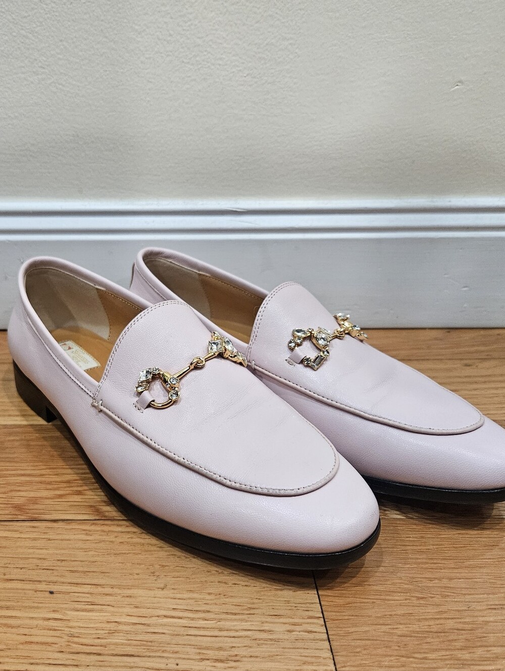 Gucci Women's Pale Pink Leather Loafers with Gold Chain Size 39 (aka US Size 9)